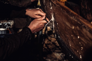 De huid kaal krabben